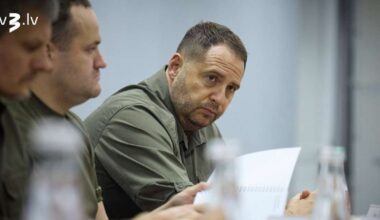 Bijušais Zelenska kancelejas vadītājs Jermaks nolēmis doties uz fronti