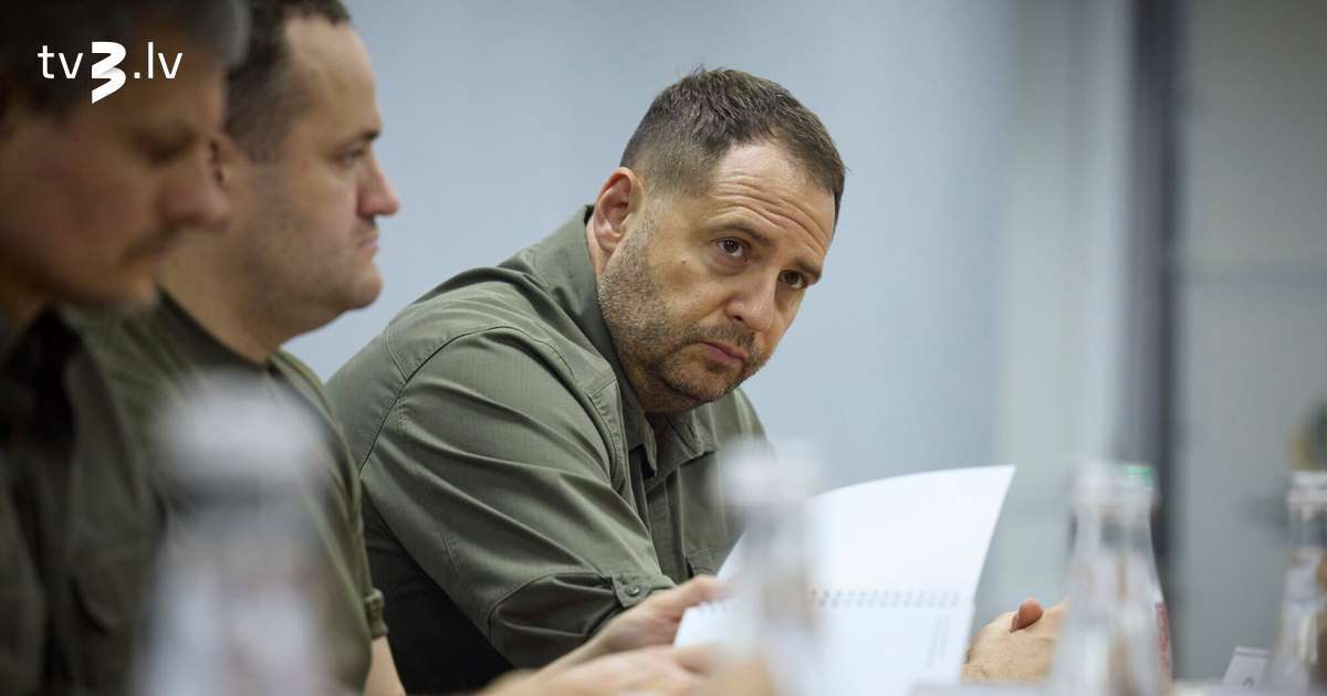 Bijušais Zelenska kancelejas vadītājs Jermaks nolēmis doties uz fronti