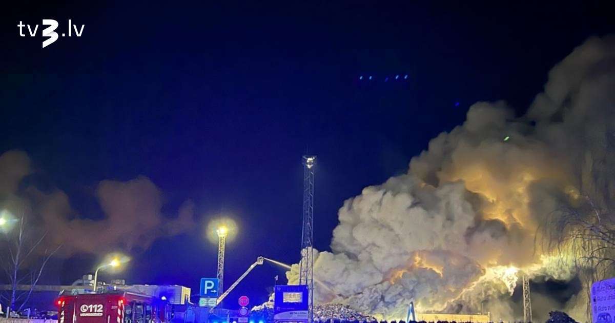 Bīstams ugunsgrēks Granīta ielā – aizdegušies metāla atkritumi lielā platībā