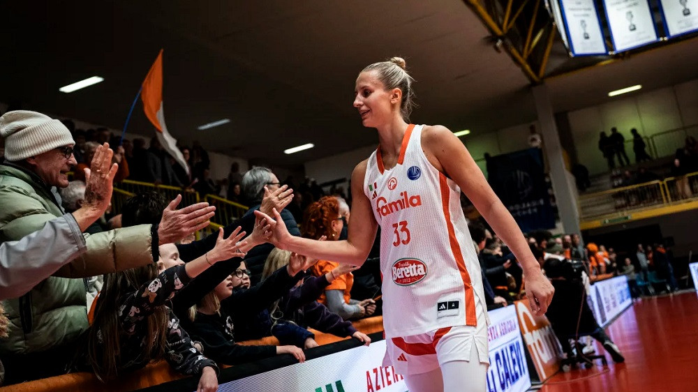 Kitija Laksa iemet tikpat tālmetienu, cik mājinieču komanda – Basketbols – Sportacentrs.com