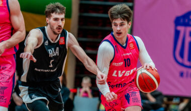 Arī sezonas otrajā kaujā par Rīgu pārāka rozā komanda – Basketbols – Sportacentrs.com