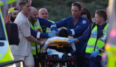 Slavenajā Sidnejas Bondi pludmalē atskanējuši šāvieni; vairāki ievainotie