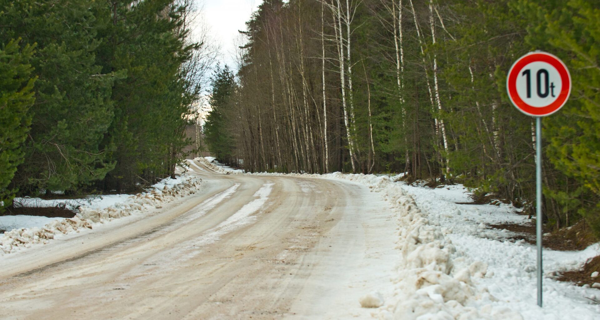 Cēsu novadā nozagtas 20 ceļazīmes Masas ierobežojums