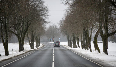 Šorīt vietām Vidzeme un Latgalē autoceļi sniegoti un apledo, strādā 30 ziemas tehnikas vienības 