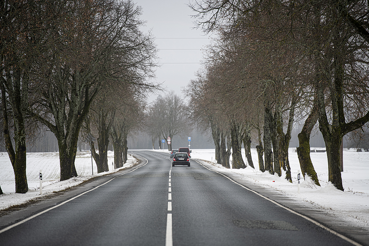 Šorīt vietām Vidzeme un Latgalē autoceļi sniegoti un apledo, strādā 30 ziemas tehnikas vienības 