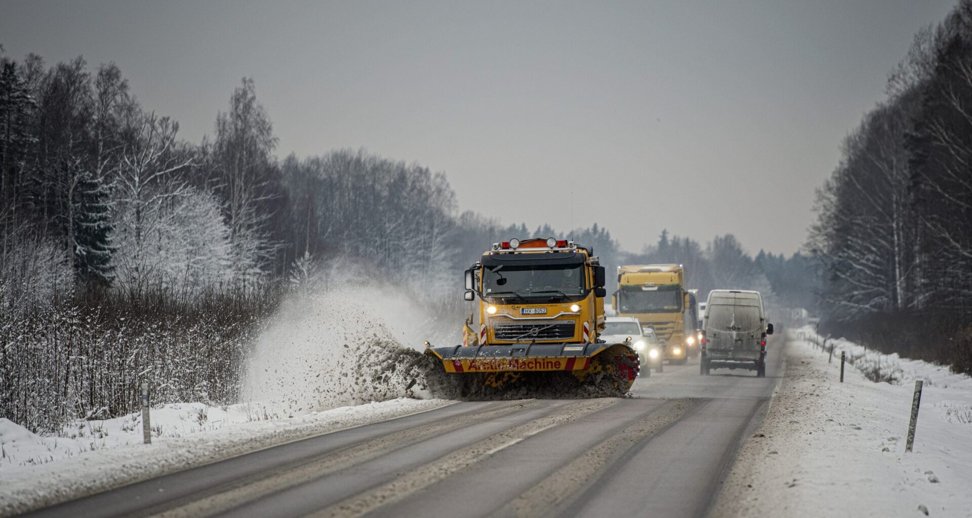 Šorīt vietām Latgalē un Vidzemē autoceļi apledo, strādā 42 ziemas tehnikas vienības