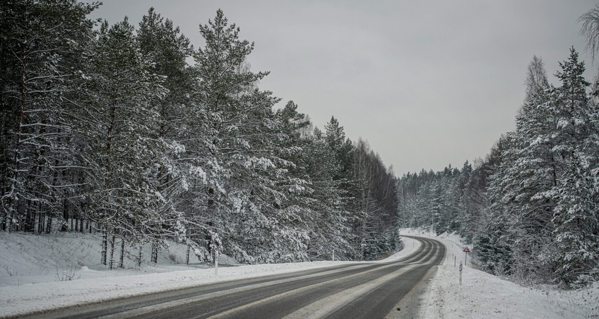 Šorīt daudzviet Latvijā autoceļi sniegoti un apledo, strādā 157 ziemas tehnikas vienības 