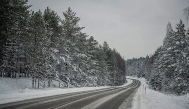 Šorīt daudzviet Latvijā autoceļi sniegoti un apledo, strādā 157 ziemas tehnikas vienības 