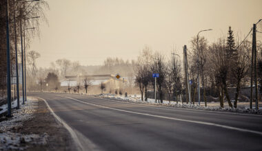 Šorīt vietām Latgalē un Zemgalē autoceļi apledo, strādā 12 ziemas tehnikas vienības 