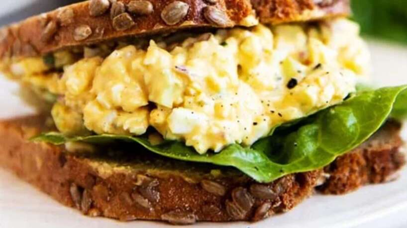 Ātrie olu salāti – īpaši garšīga uzkodu recepte, kas lieliski derēs ar sviestmaizēm