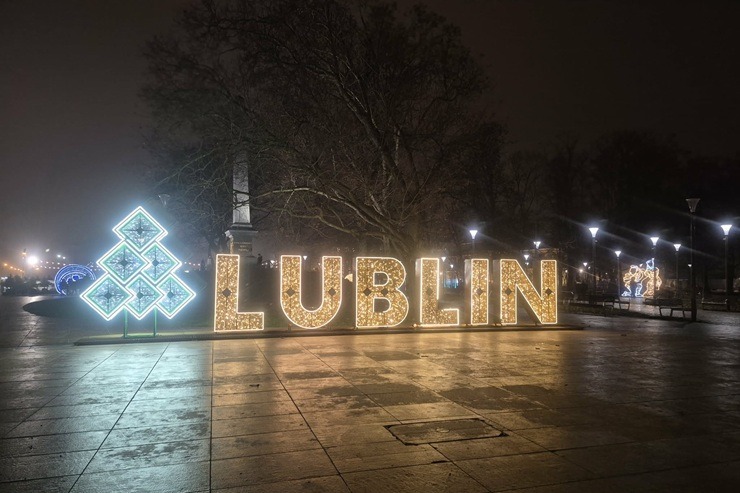 Polijas pilsēta Ļubļina iemirdzas Ziemassvētku gaismās - Foto
