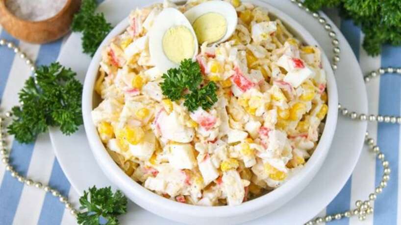 Salāti ar krabju nūjiņām un svarīgāko sastavdaļu 10 minūtēs: ātri pagatavojama uzkoda, kad viesi ir jau teju pie durvīm