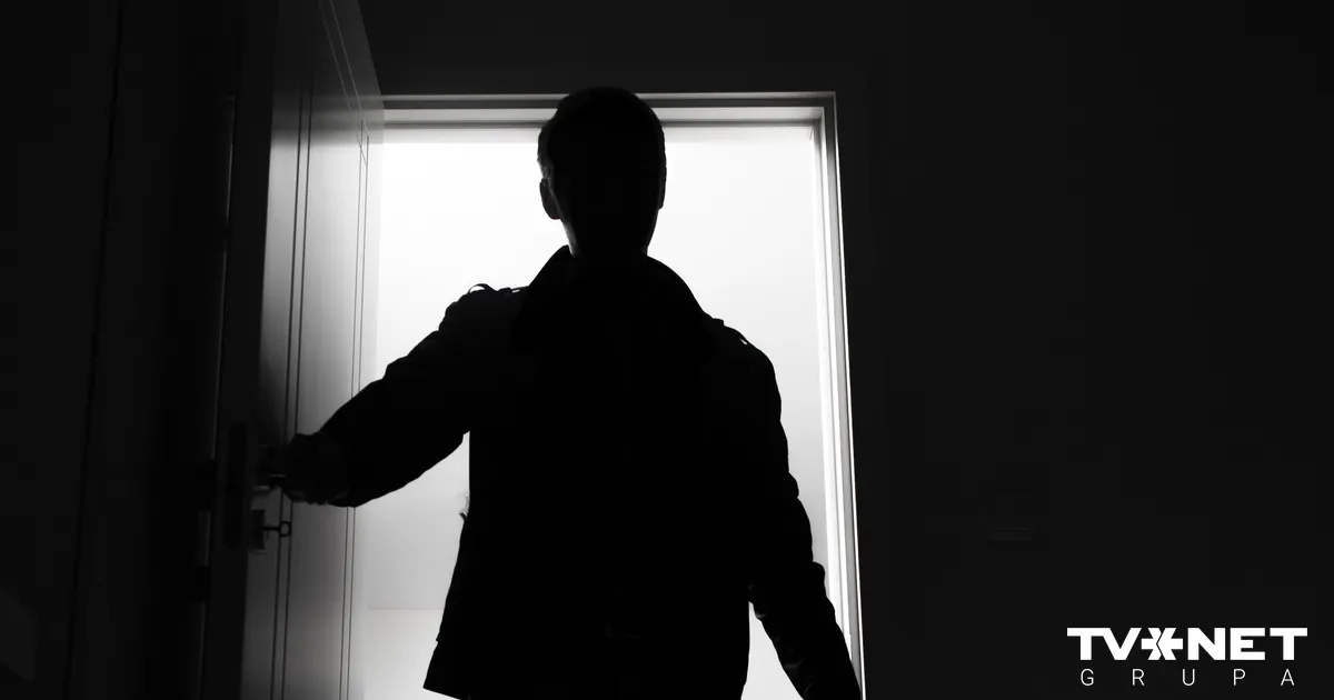 Jelgavā vīrietis apzog dzīvokli un pakar suni