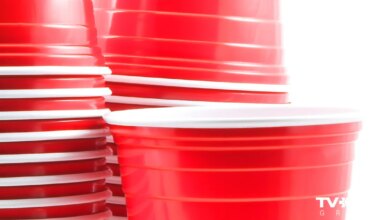 Francija pagaidām atliek vienreizlietojamo plastmasas dzērienu trauku aizliegumu