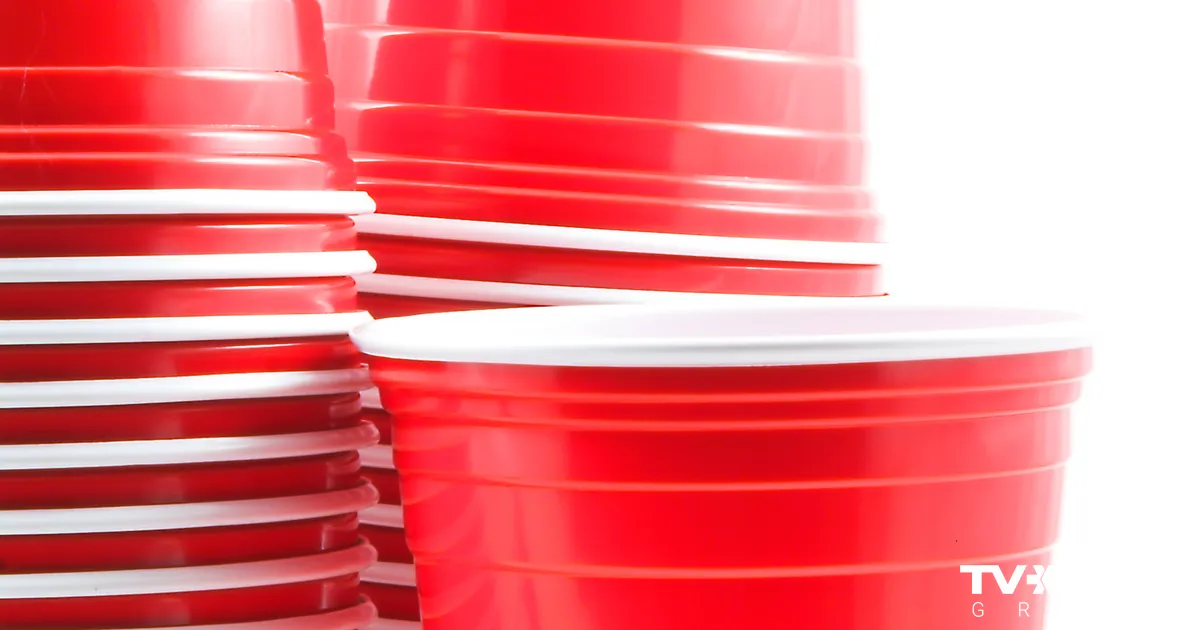 Francija pagaidām atliek vienreizlietojamo plastmasas dzērienu trauku aizliegumu