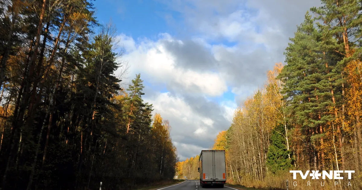 Autoceļu lietošanas nodevas kravas transportam no 1. janvāra vēl nepaaugstinās