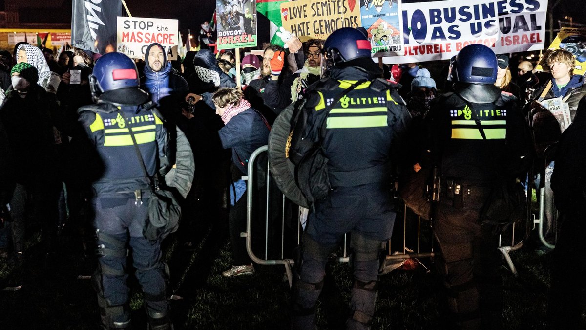 Amsterdamā pēc vandāļu uzbrukuma Hanukas koncertam aizturēti 22 cilvēki