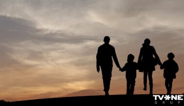 Par neatbilstošu Satversmei atzīst liegumu bez individuāla izvērtējuma par vardarbību sodītai personai adoptēt bērnu