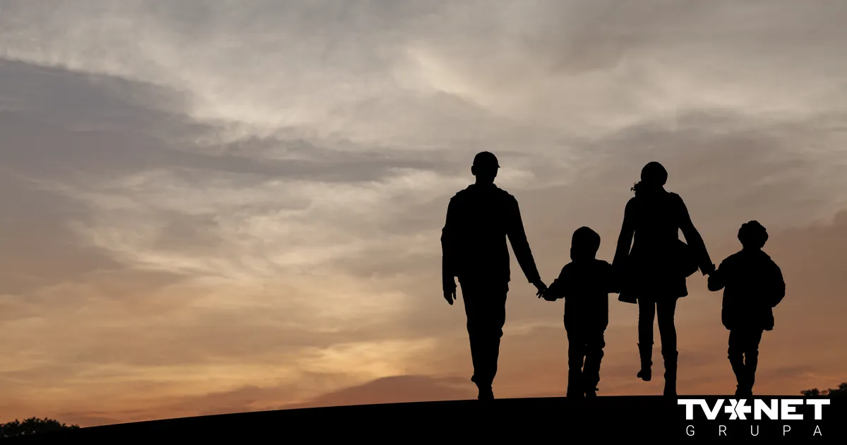 Par neatbilstošu Satversmei atzīst liegumu bez individuāla izvērtējuma par vardarbību sodītai personai adoptēt bērnu