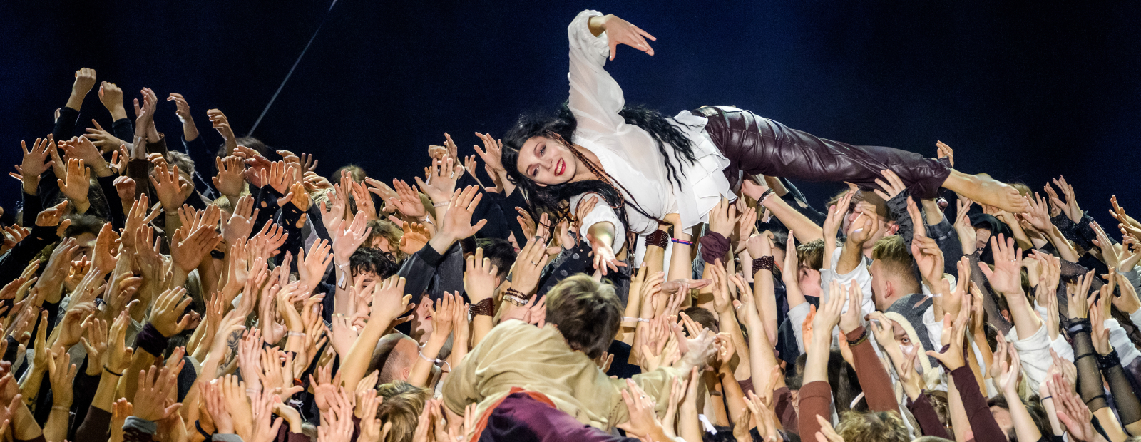 Mērogs un dinamisms kustībā. Deju skolas Dzirnas lieluzveduma Indulis un Ārija recenzija / Diena