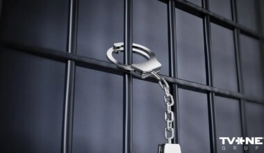 VIDEO ⟩ Sieviete Mārupē saindē ģimeni un mēģina izdarīt pašnāvību. Vainīgā apcietināta