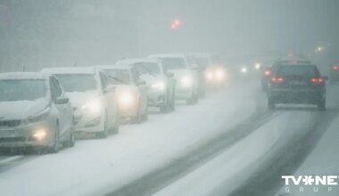 vietām plosās sniega vētra un zibeņo