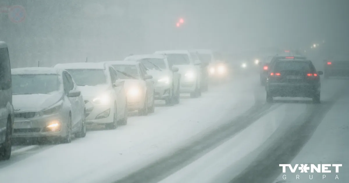 vietām plosās sniega vētra un zibeņo
