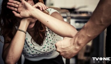 VIDEO ⟩ Tiesa lemj, ka smagi piekautās sievietes bērnus jāatdod varmācīgajam vīram