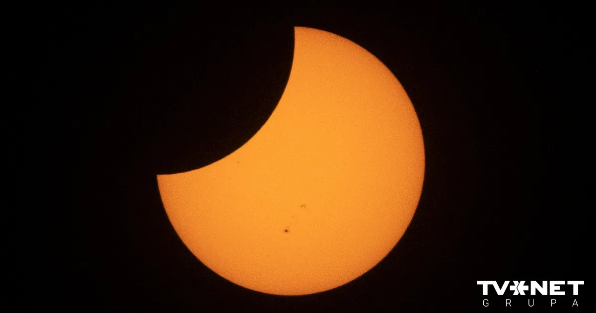 Saules aptumsums, planētu parāde un komēta – ko nākamgad varēs redzēt Latvijas debesīs