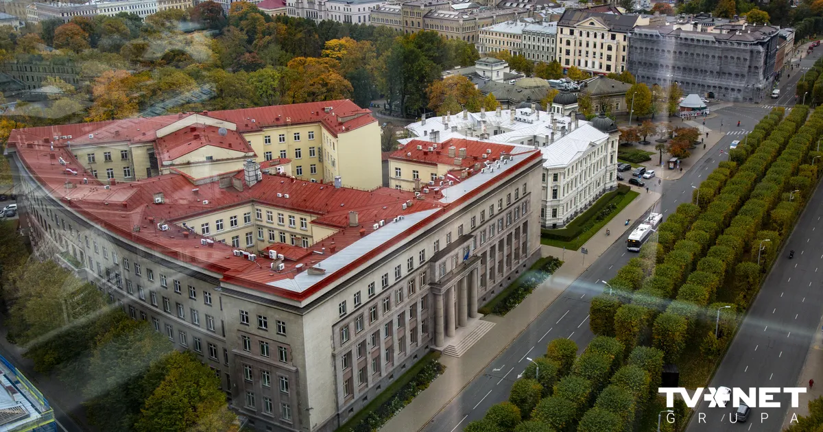 Pie Ministru kabineta notiek protests pret autoceļu lietošanas nodevu