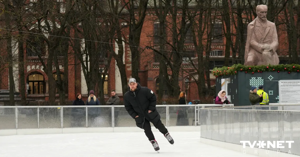 FOTO ⟩ Esplanādē oficiāli atklāta publiskā slidotava - Apollo.lv