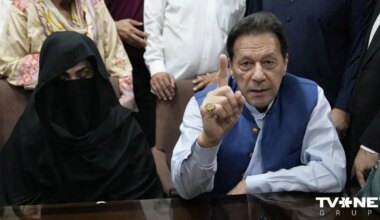 Bijušajam Pakistānas premjeram un viņa sievai piespriež bargu cietumsodu