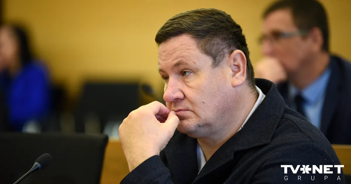 Ogres valdošās koalīcijas deputāti neatbalsta priekšlikumu gāzt Helmani