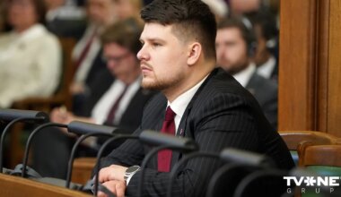 Ričardu Šleseru viņa pirmajās Saeimas debatēs uzņem ar aplausiem