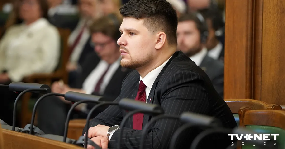 Ričardu Šleseru viņa pirmajās Saeimas debatēs uzņem ar aplausiem