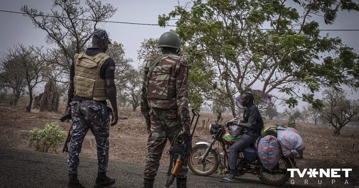 Militārpersonas paziņo, ka Beninā gāzts prezidents; kanceleja to noliedz