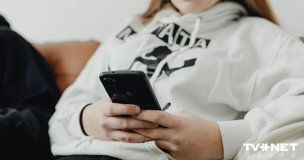 Francija plāno aizliegt sociālos medijus bērniem līdz 15 gadu vecumam