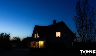 Privātmājā Augšdaugavā atrada līķi ar miesas bojājumiem. Par tuvinieka nosišanu apcietināts vīrietis