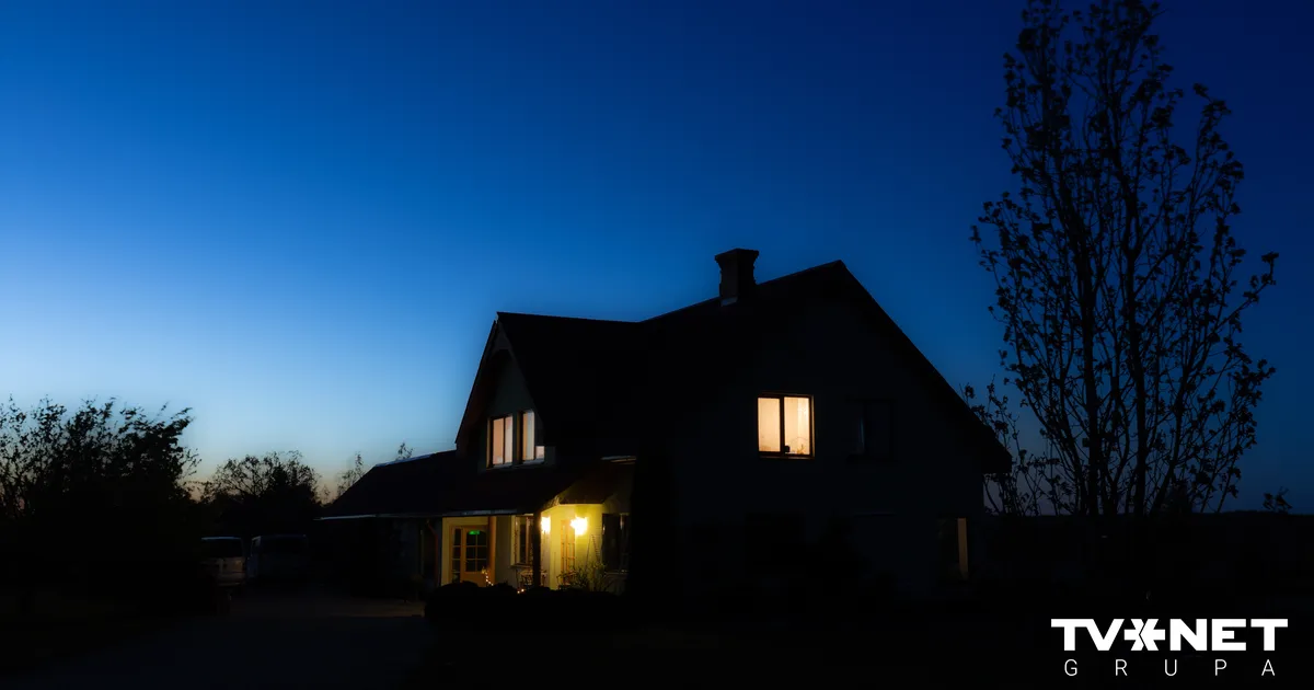 Privātmājā Augšdaugavā atrada līķi ar miesas bojājumiem. Par tuvinieka nosišanu apcietināts vīrietis