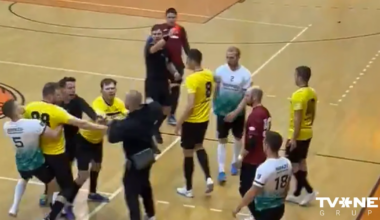 VIDEO ⟩ Rīgā telpu futbola mačā izcēlies brutāls kautiņš