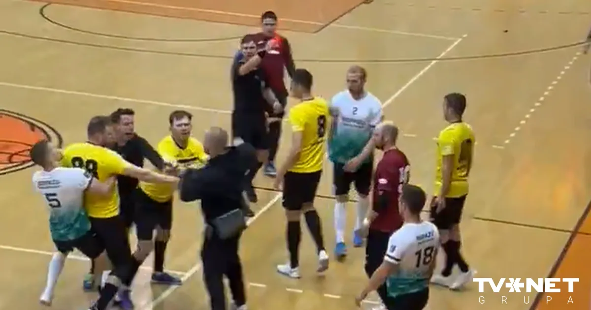 VIDEO ⟩ Rīgā telpu futbola mačā izcēlies brutāls kautiņš