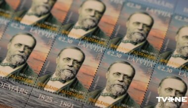 FOTO ⟩ "Latvijas pasts" izdod Krišjāņa Valdemāra 200. jubilejai veltītu pastmarku