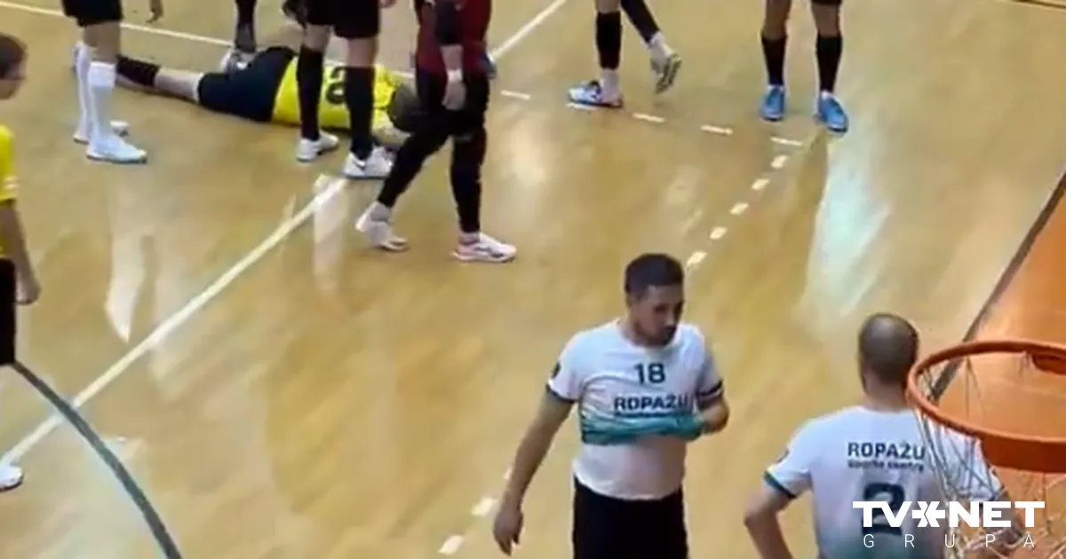 VIDEO ⟩ Pēc kautiņa telpu futbola spēlē Ropažu novada pašvaldība prasa komandas paskaidrojumu