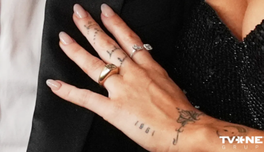 Dimants pusmiljona vērtībā. Ko Mailijas Sairusas jaunais gredzens stāsta par viņas nākotni?