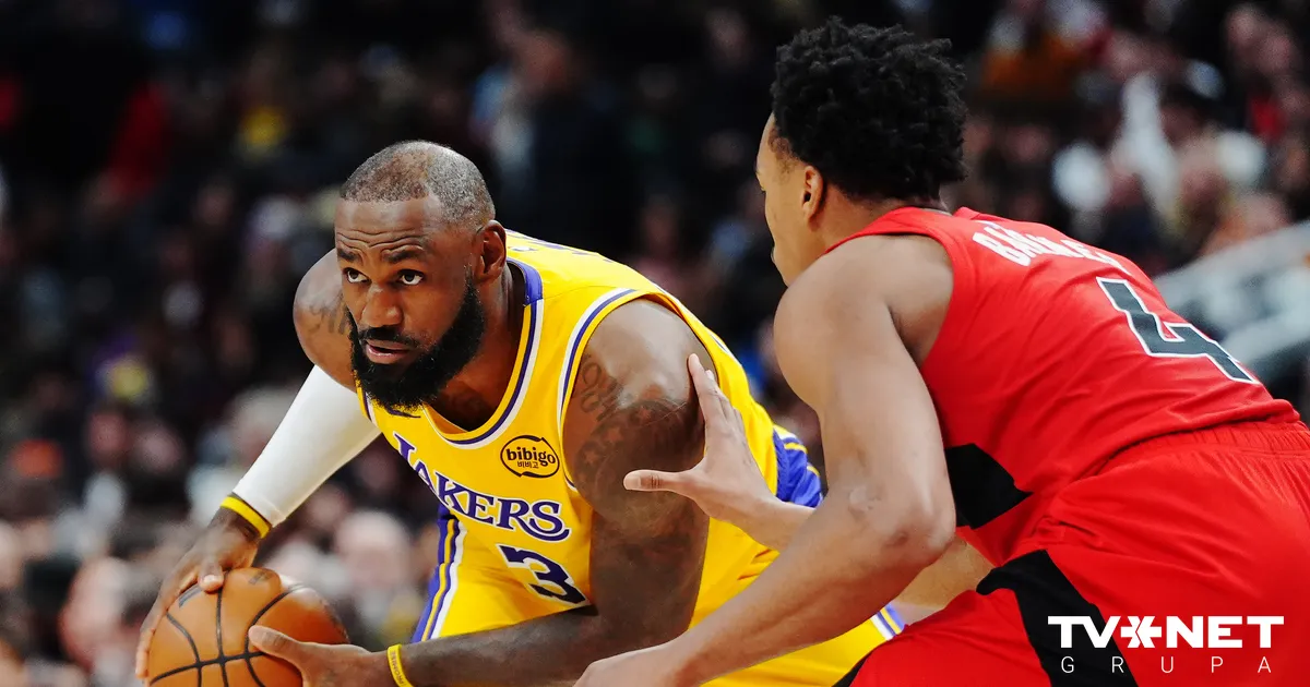 Pārtrūkst Lebrona iespaidīgā gūto punktu sērija, taču "Lakers" pēdējās sekundēs izcīna uzvaru