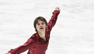 VIDEO ⟩ Vasiļjevs sajūsmina ar baudpilnu slidojumu, taču noslēgumā paslīd. Joprojām bez trenera