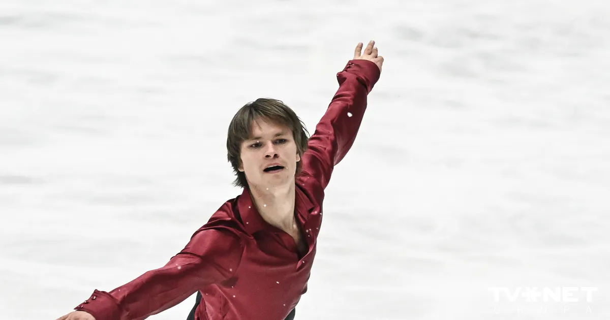 VIDEO ⟩ Vasiļjevs sajūsmina ar baudpilnu slidojumu, taču noslēgumā paslīd. Joprojām bez trenera