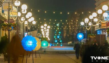 FOTO ⟩ Jūrmalas pilsētvidē iedzīvojušies Ziemassvētku rotājumi