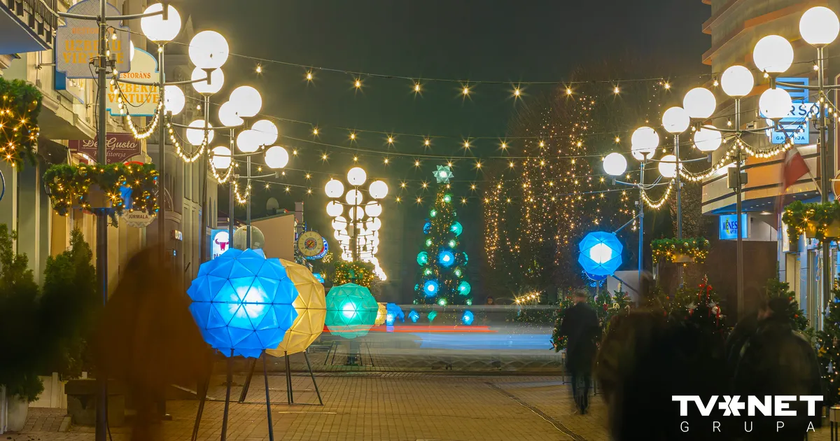 FOTO ⟩ Jūrmalas pilsētvidē iedzīvojušies Ziemassvētku rotājumi