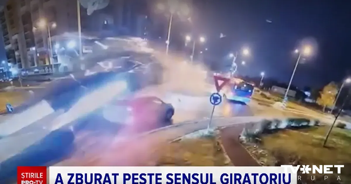 VIDEO ⟩ Rumānijā novērošanas kamera fiksē "lidojošu auto"